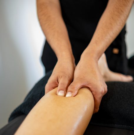 masaje descontracturante, masaje profundo, tensión cervical, piernas cansadas